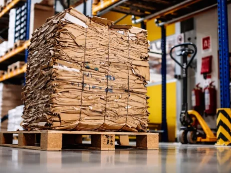 Bala de cartón compactado generada por una prensa vertical en empresa