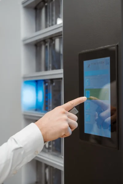 Trabajador utilizando pantalla táctil del lector RFID